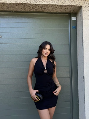 Siyah Boyundan Geçirmeli Göğüs Dekolteli Mini Elbise