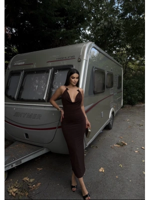 Kahverengi Degaje Yaka Boyun Aksesuarlı Elbise