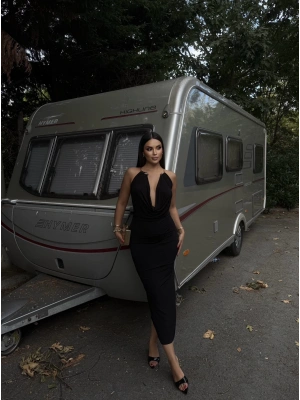 Siyah Degaje Yaka Boyun Aksesuarlı Elbise