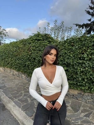 Beyaz Kruvaze Yaka Basic Crop