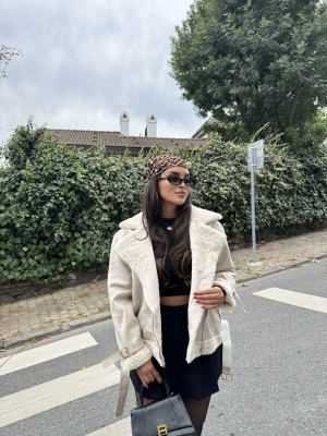 Bej Süet Detay İçi Peluş Mont