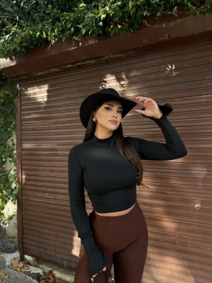 Siyah Balenli Yarım Balıkçı Yaka Crop