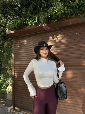 Beyaz Balenli Yarım Balıkçı Yaka Crop