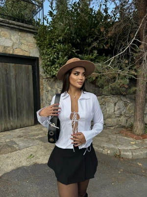 Beyaz Dekolteli Gömlek