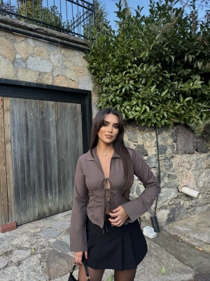 Kahverengi Dekolteli Gömlek