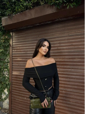 Siyah Aksesuar Detay Madonna Bluz