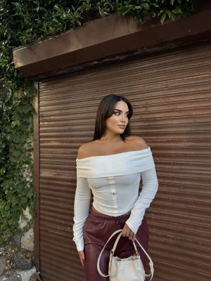 Beyaz Aksesuar Detay Madonna Bluz