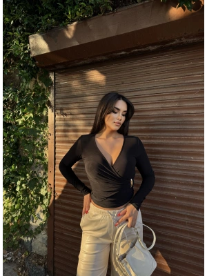 Siyah Kruvaze Yaka Aksesuar Detay Crop