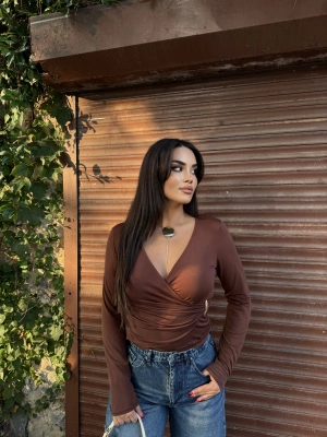 Kahverengi Kruvaze Yaka Aksesuar Detay Crop