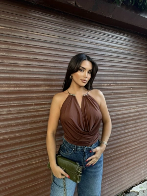 Kahverengi Degaje Yaka Boyun Aksesuarlı Bluz