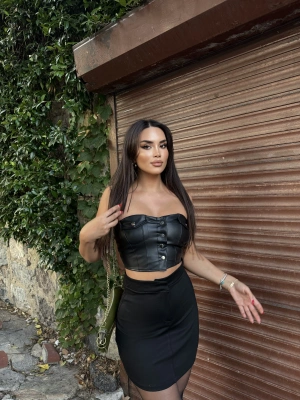 Siyah Düğmeli Deri Strapelez Crop