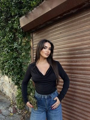 Siyah Degaje Yaka Bluz