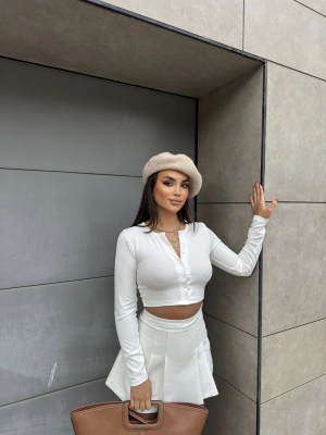 Beyaz Düğmeli Basic Crop