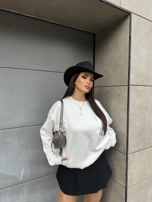 Beyaz Bisiklet Yaka Cepli Sweatshırt