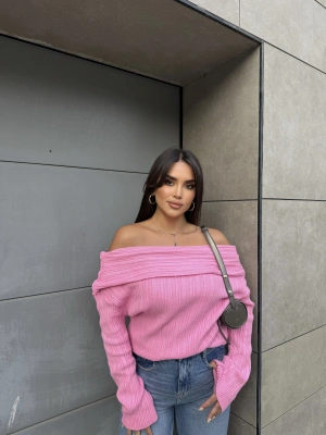 Pembe Madonna yaka Kazak