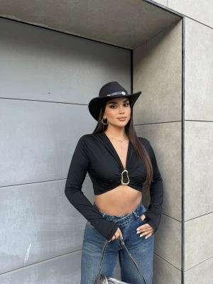 Siyah Parmak Geçirmeli Tokalı Crop