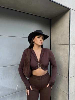 Kahverengi Parmak Geçirmeli Tokalı Crop