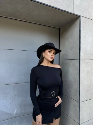 Siyah Omuz Detay Aksesuarlı Tasarım Crop