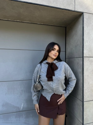 Gri Fularlı Tasarım Bluz