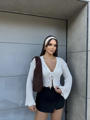 Bej Ajurlu Ön Bağlamalı Triko Bluz