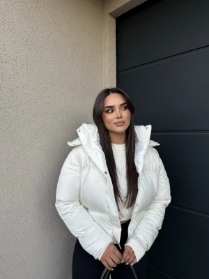 Beyaz Kapüşonlu Şişme Mont