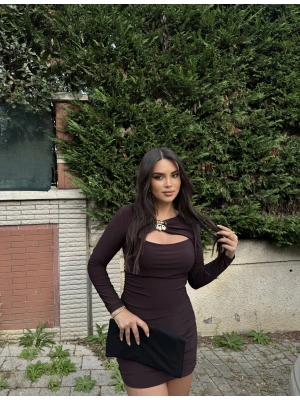 Kahverengi Göğüs Tokalı Mini Elbise