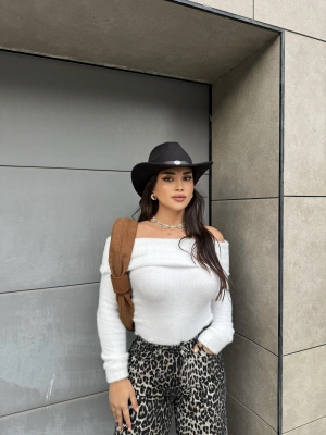 Beyaz Yumoş Madonna Yaka Kazak