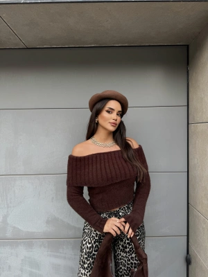 Kahverengi Yumoş Madonna Yaka Kazak