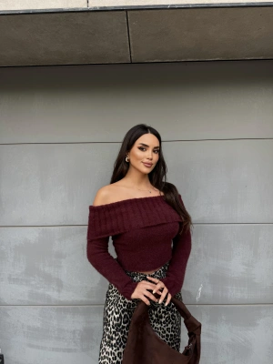 Bordo Yumoş Madonna Yaka Kazak