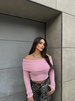 Pembe Yumoş Madonna Yaka Kazak