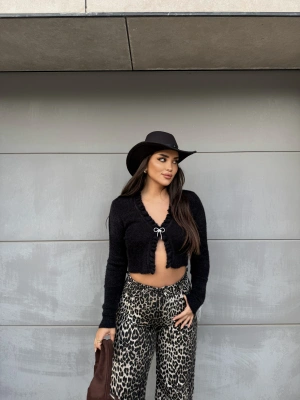 Siyah Fiyonk Aksesuarlı Triko Bluz