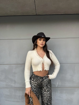 Krem Fiyonk Aksesuarlı Triko Bluz