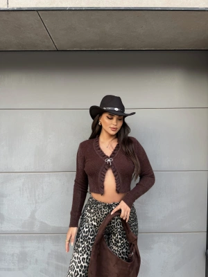 Kahverengi Fiyonk Aksesuarlı Triko Bluz