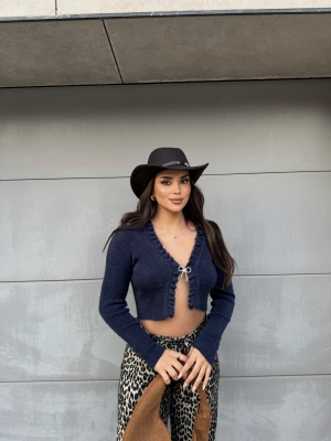 Lacivert Fiyonk Aksesuarlı Triko Bluz