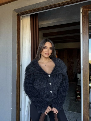 Siyah Polo Yaka Taşlı Yumoş Kazak