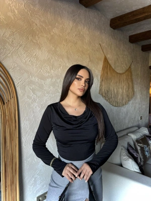 Siyah Degaje Yaka Bluz