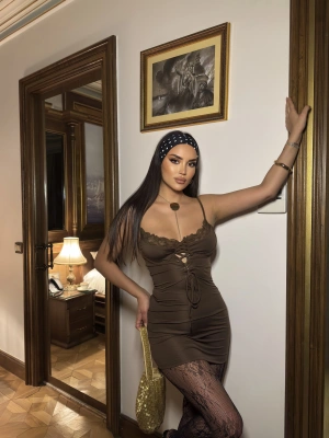 Kahverengi Askılı Dekolteli Mini Elbise