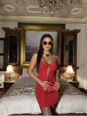 Kırmızı Askılı Dekolteli Mini Elbise