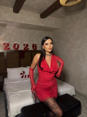 Kırmızı Degaje Yaka Eldivenli Elbise