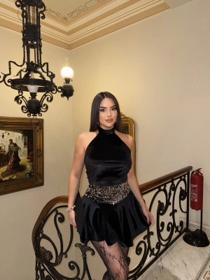 Siyah Kadife Sırt Detay Elbise