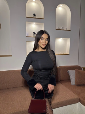 Siyah Eteği Kürklü Mini Elbise