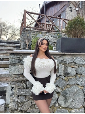 Beyaz Püsküllü Madonna Kazak