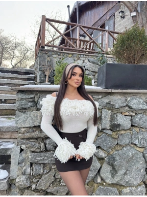 Beyaz Püsküllü Madonna Kazak