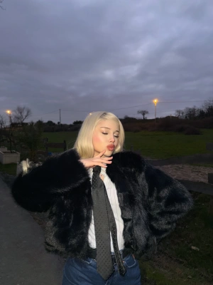 Siyah Crop Kürk Ceket