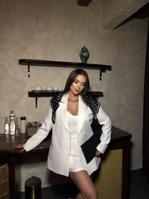 Beyaz Dört Düğmeli Blazer Ceket