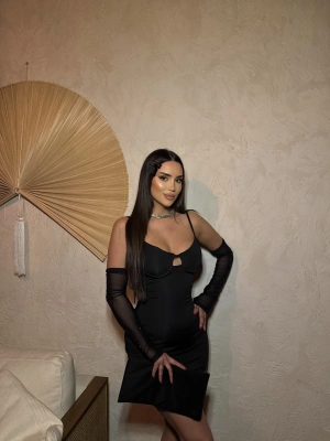 Siyah Kolları Tül Gloplu Elbise