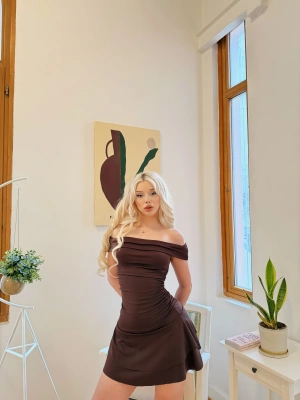 Kahverengi Madonna Yaka Drapeli Kısa Elbise