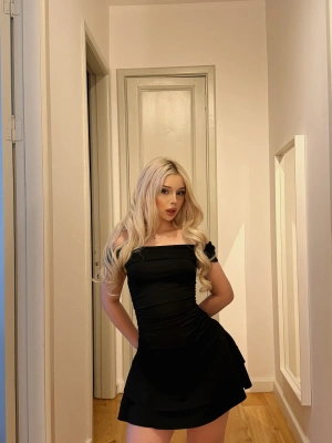 Siyah Madonna Yaka Drapeli Kısa Elbise