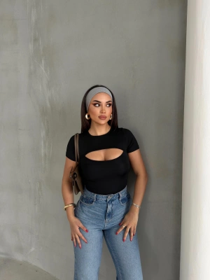 Siyah Pencere Detay Crop