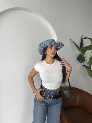 Beyaz Sırt Detay Basic Crop